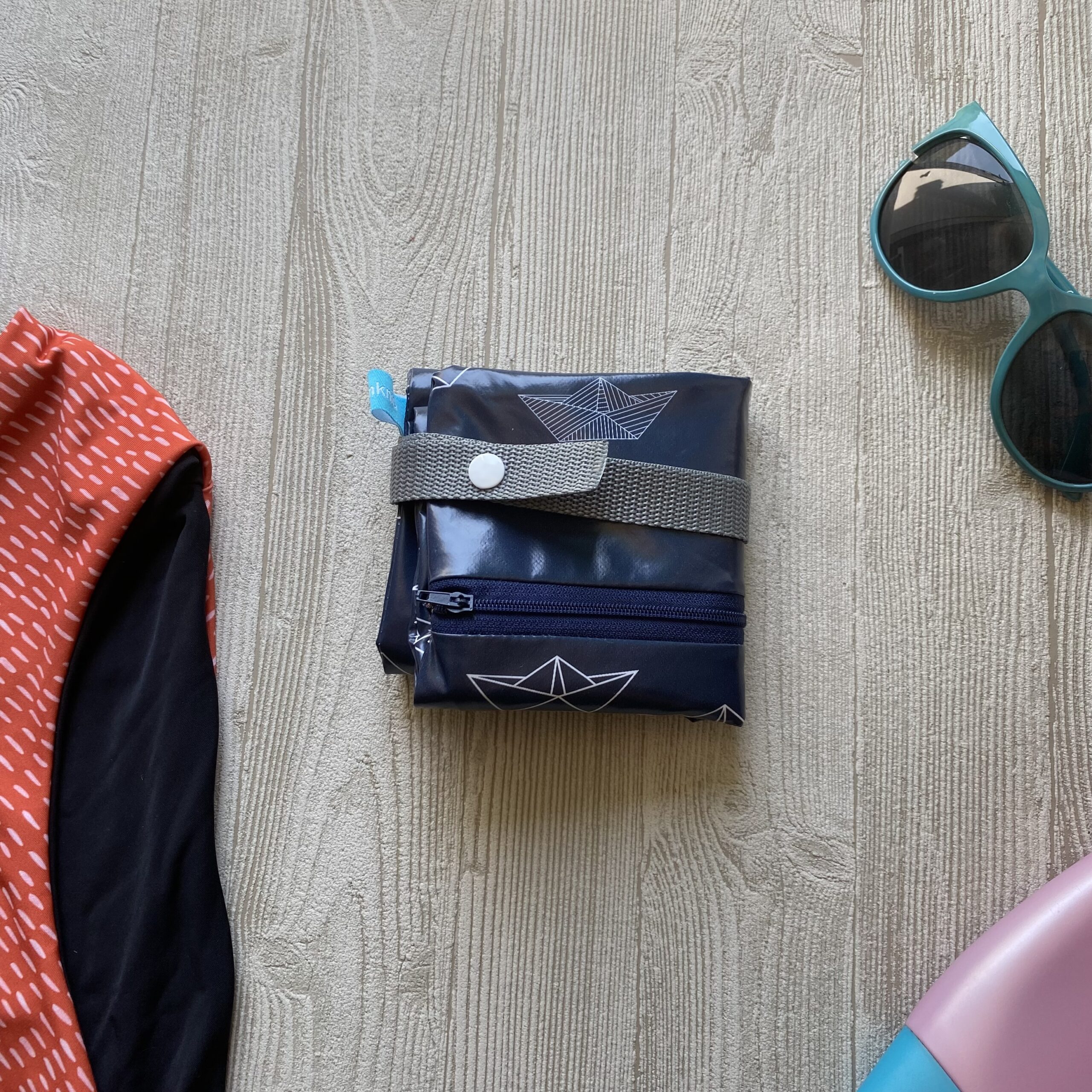 maritimes Wetbag mit Booten, dunkelblau, Schwimmtasche, Nasstasche mit Aufhängung & faltbar für nasse Badekleidung oder als Schampootasche, Motiv: Papierboote