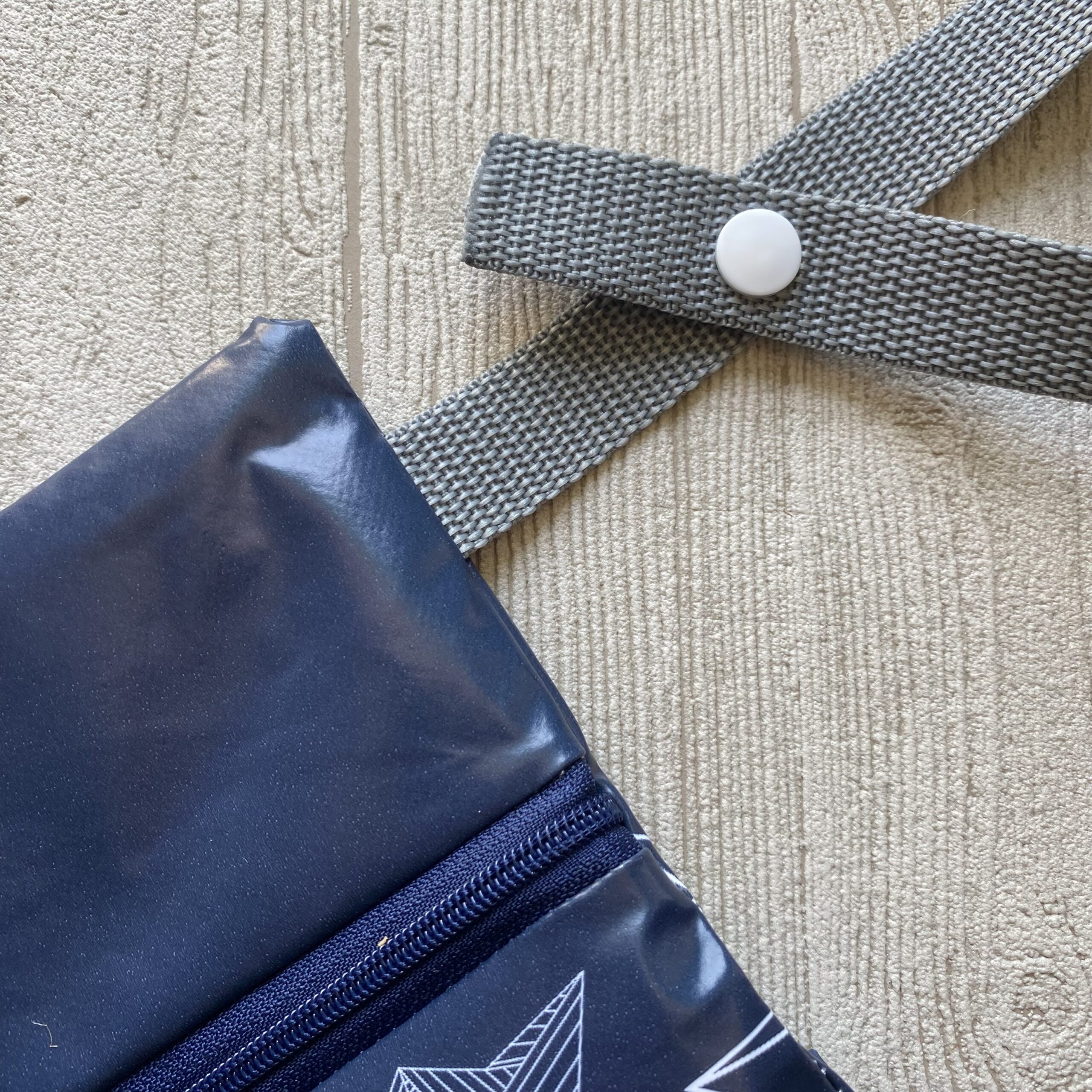 maritimes Wetbag mit Booten, dunkelblau, Schwimmtasche, Nasstasche mit Aufhängung & faltbar für nasse Badekleidung oder als Schampootasche, Motiv: Papierboote