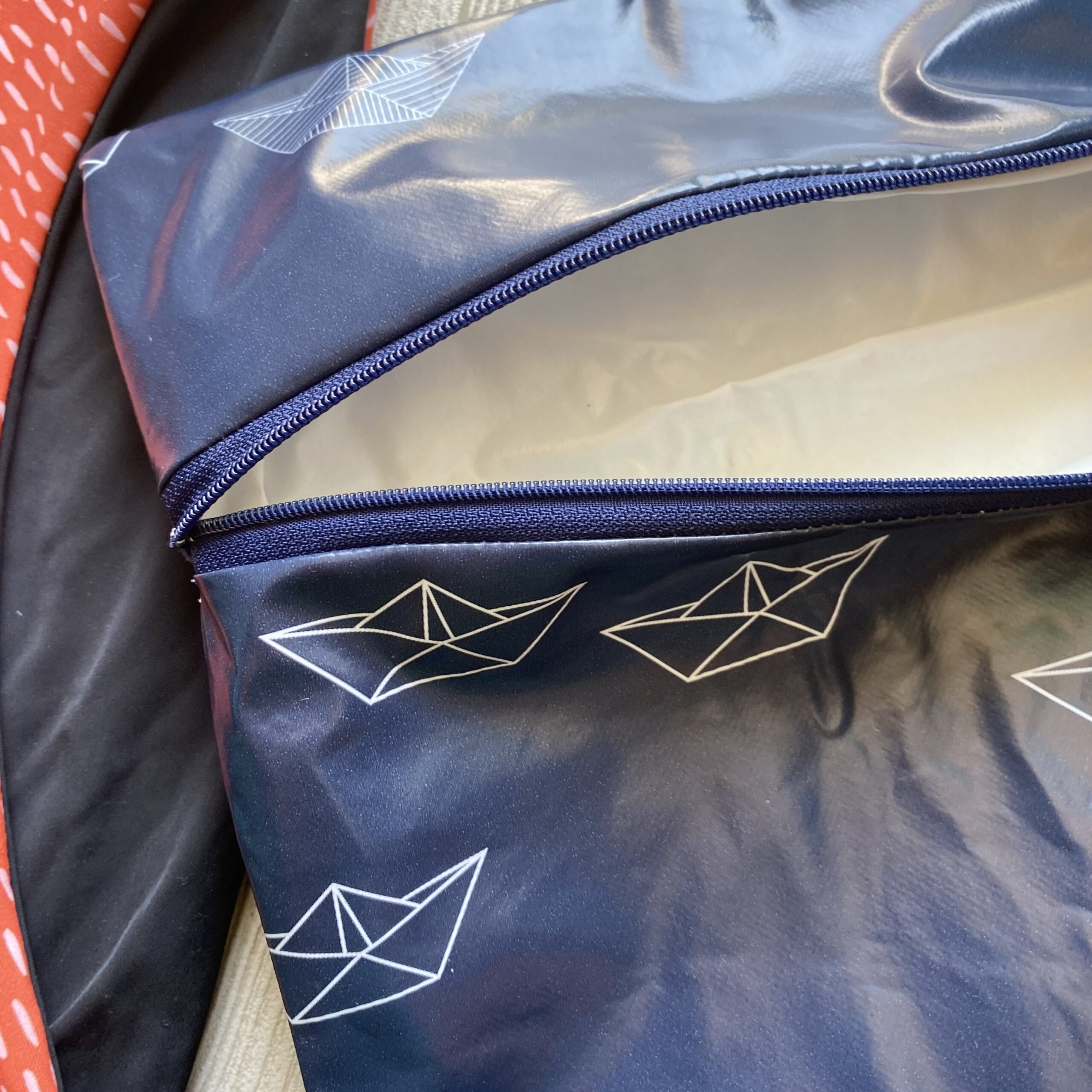 maritimes Wetbag mit Booten, dunkelblau, Schwimmtasche, Nasstasche mit Aufhängung & faltbar für nasse Badekleidung oder als Schampootasche, Motiv: Papierboote