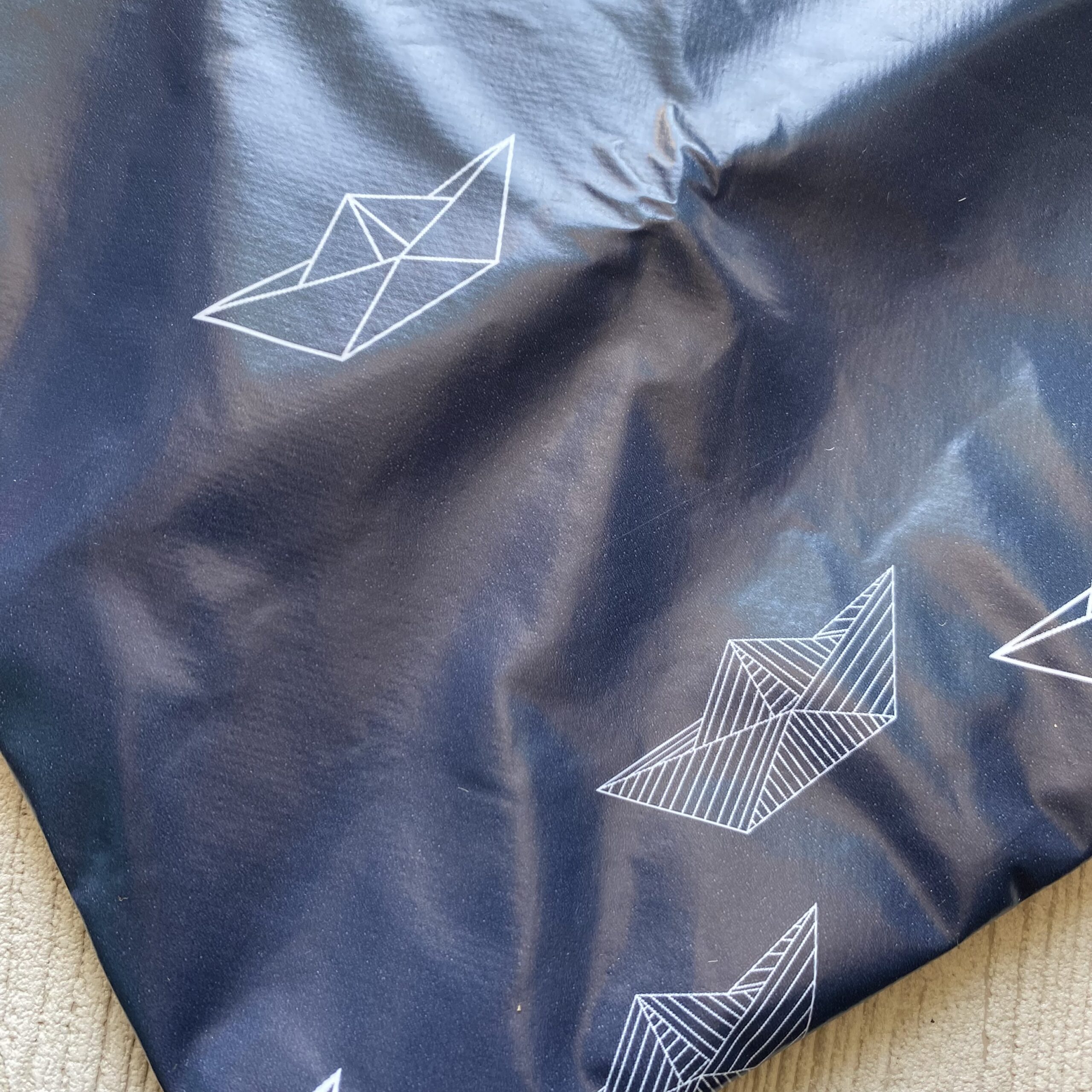 maritimes Wetbag mit Booten, dunkelblau, Schwimmtasche, Nasstasche mit Aufhängung & faltbar für nasse Badekleidung oder als Schampootasche, Motiv: Papierboote