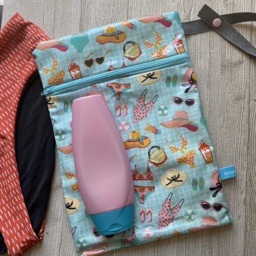 Wetbag, Schwimmtasche, Nasstasche mit Aufhängung für nasse Badekleidung oder als Schampootasche, Motiv: Badekleidung