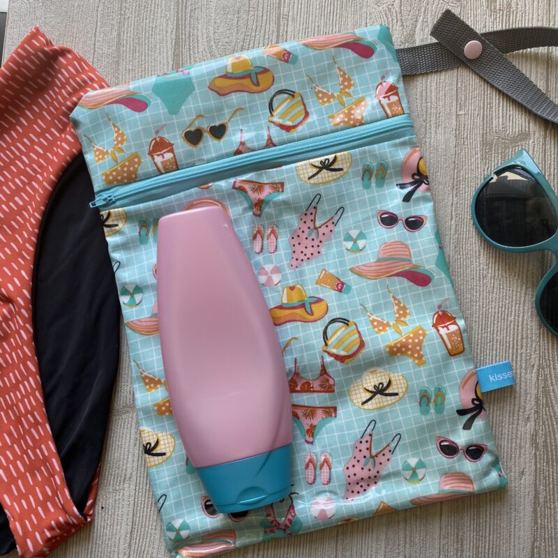 Wetbag, Schwimmtasche, Nasstasche mit Aufhängung für nasse Badekleidung oder als Schampootasche, Motiv: Badekleidung