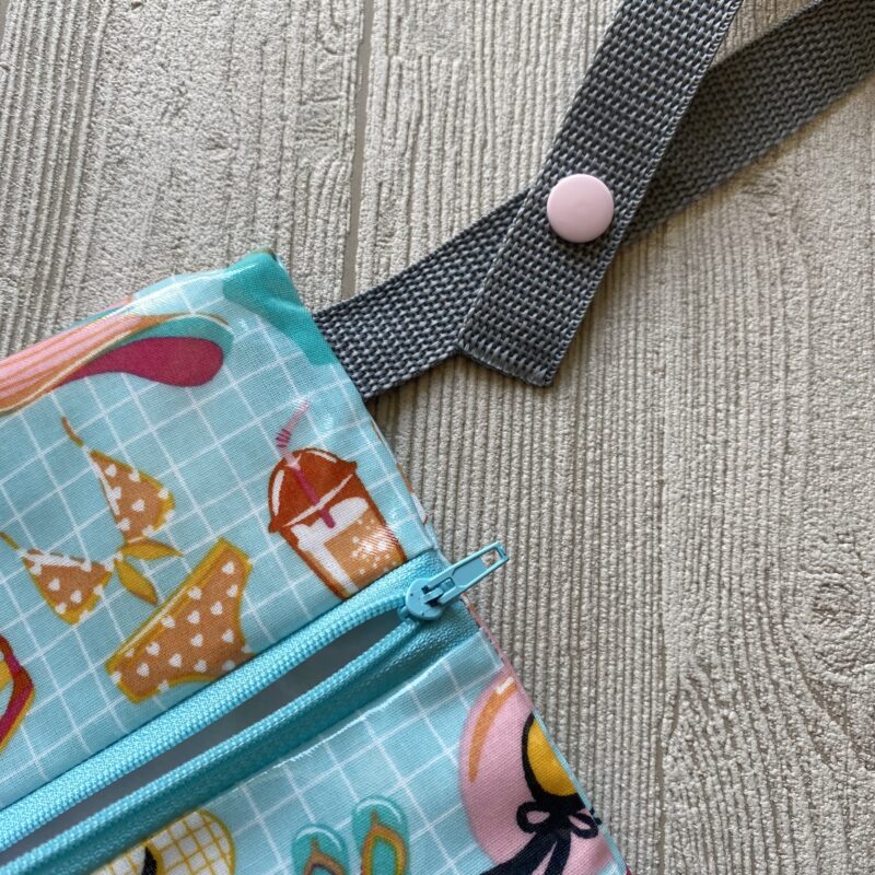 Wetbag, Schwimmtasche, Nasstasche mit Aufhängung für nasse Badekleidung oder als Schampootasche, Motiv: Badekleidung