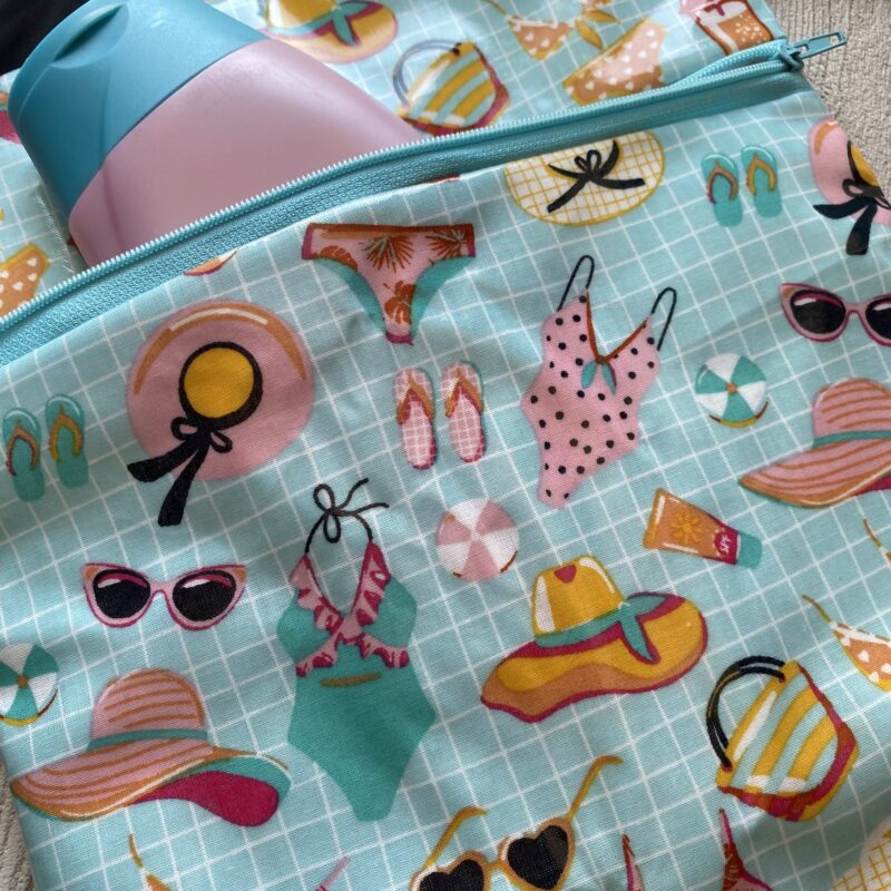 Wetbag, Schwimmtasche, Nasstasche mit Aufhängung für nasse Badekleidung oder als Schampootasche, Motiv: Badekleidung