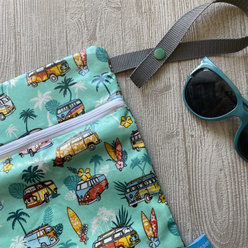 Wetbag, Nasstasche mit Aufhängung für Camping oder Dachzelt, Bulli Motiv in türkis
