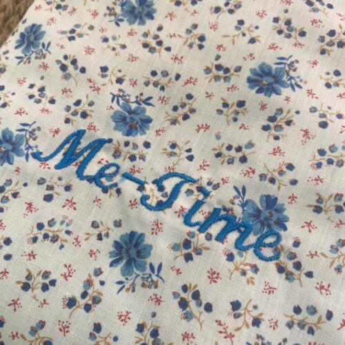 Personalisierbare Buchtasche mit kleinen Blümchen, Bücherschlafsack, Buchhülle Streublumen, gesteppt, bestickt,weiß/ türkis