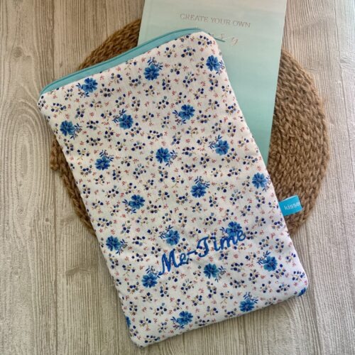 Personalisierbare Buchtasche mit kleinen Blümchen, Bücherschlafsack, Buchhülle Streublumen, gesteppt, bestickt,weiß/ türkis