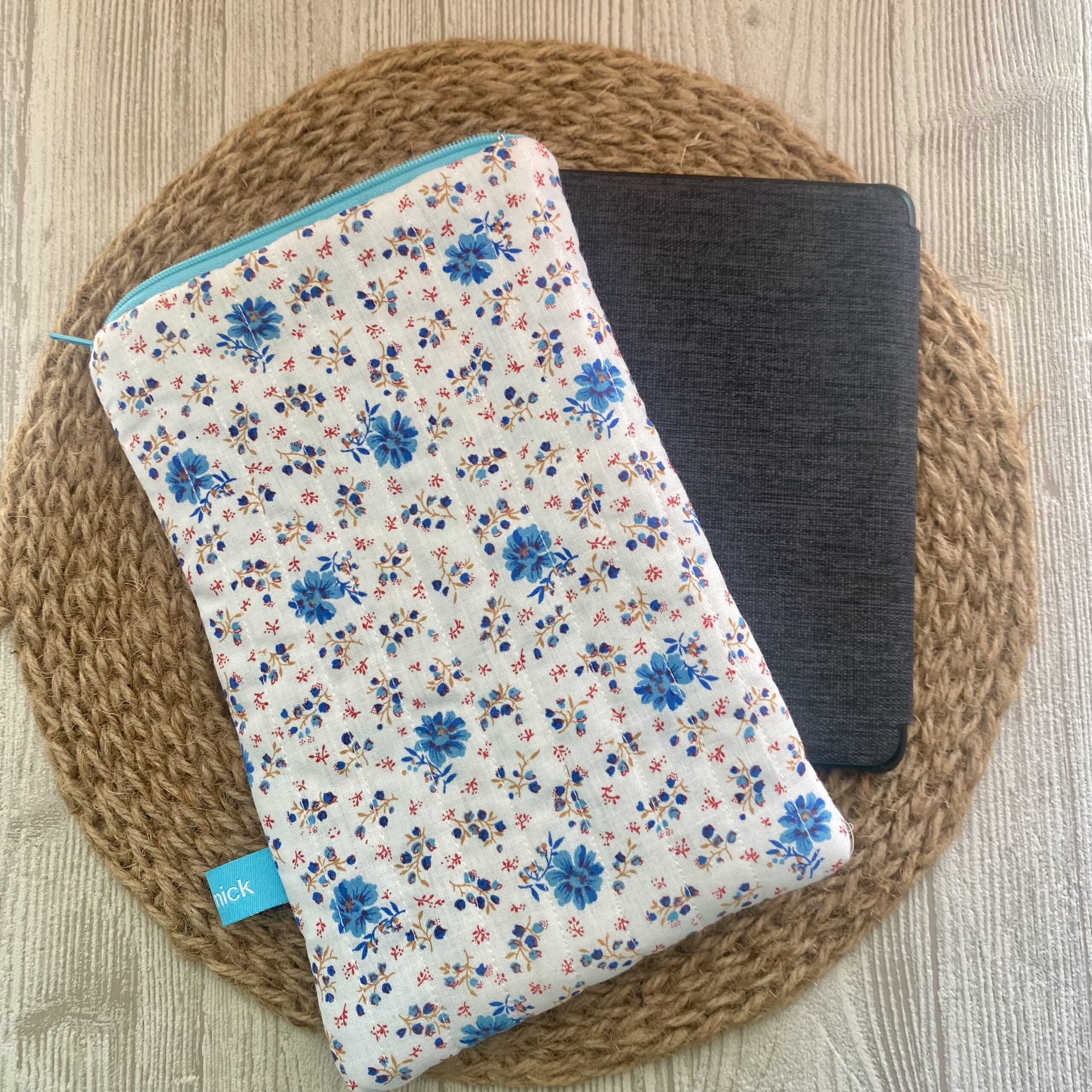 Personalisierbare Buchtasche mit kleinen Blümchen, Bücherschlafsack, Buchhülle Streublumen, gesteppt, bestickt,weiß/ türkis