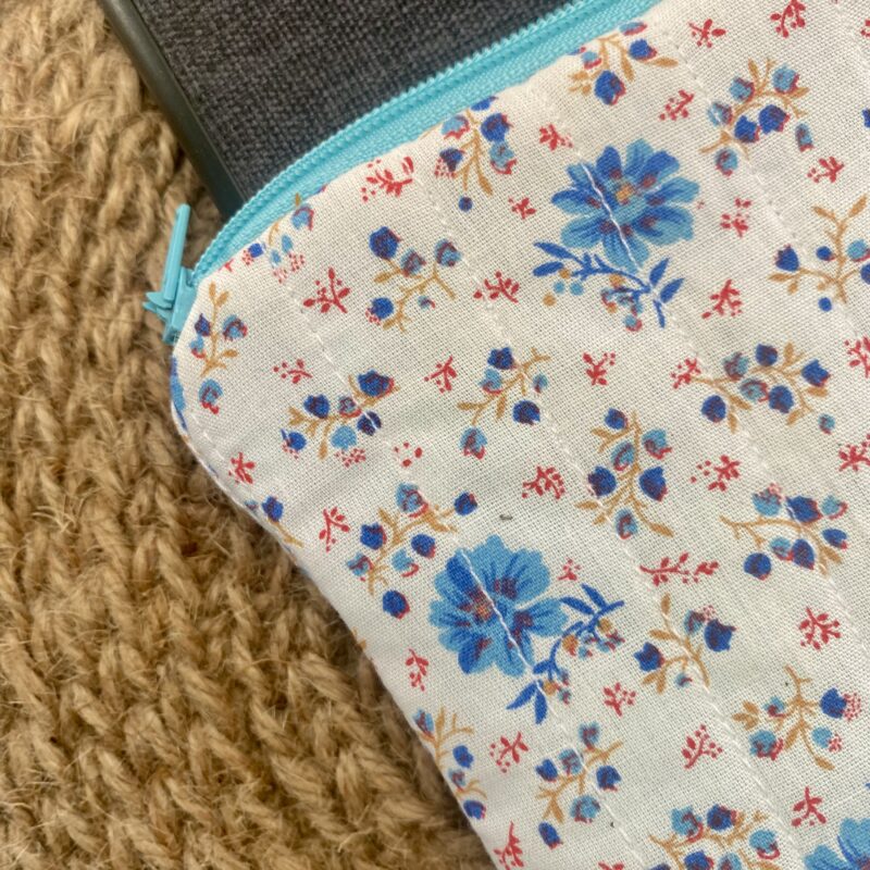 Personalisierbare Buchtasche mit kleinen Blümchen, Bücherschlafsack, Buchhülle Streublumen, gesteppt, bestickt,weiß/ türkis