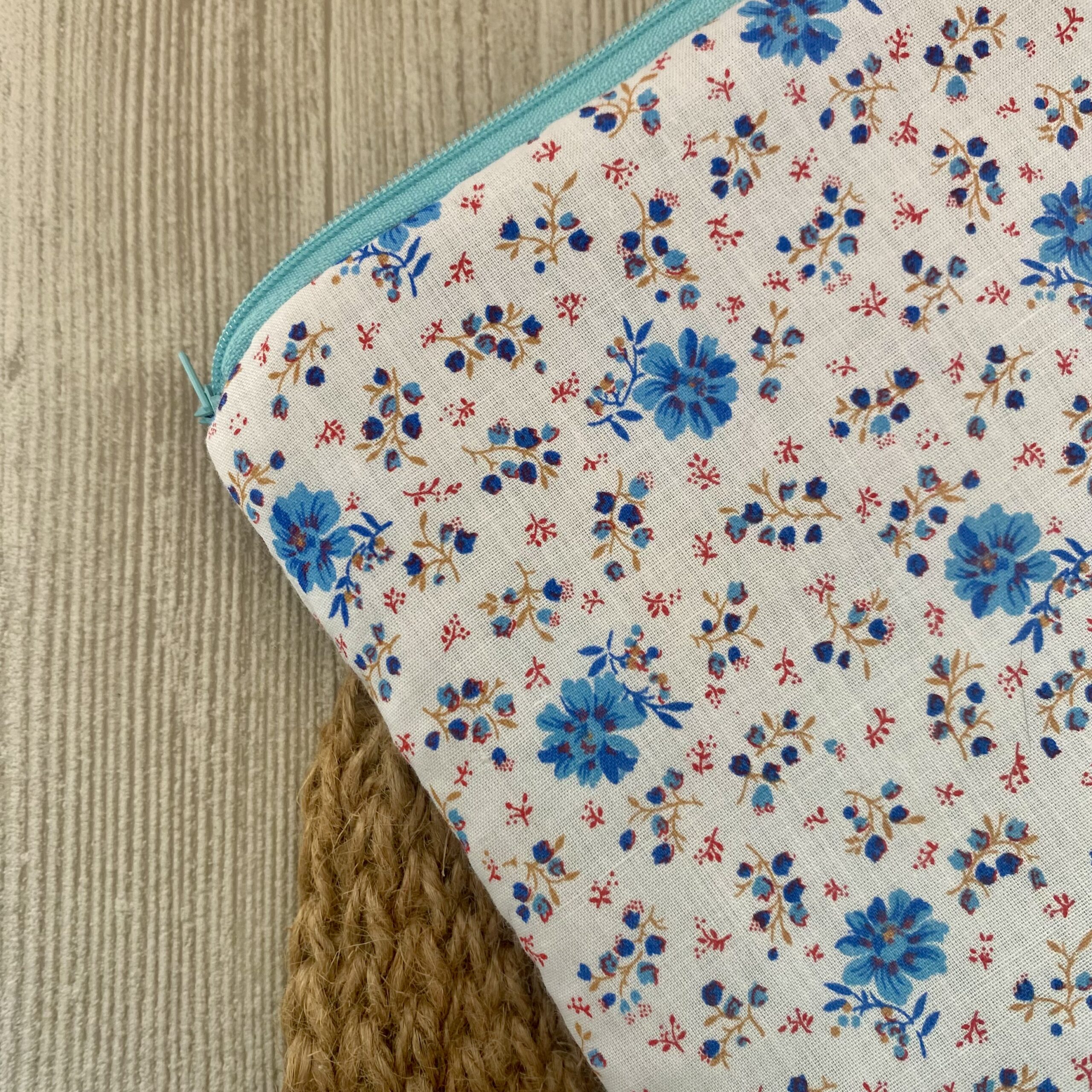 Personalisierbare Buchtasche mit kleinen Blümchen, Bücherschlafsack, Buchhülle Streublumen, gesteppt, bestickt,weiß/ türkis