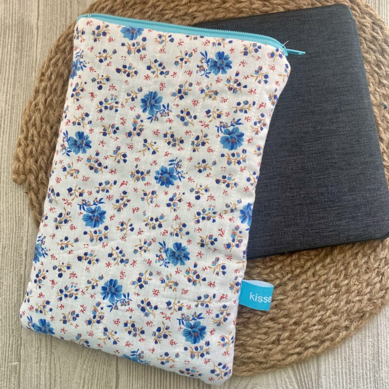 Personalisierbare Buchtasche mit kleinen Blümchen, Bücherschlafsack, Buchhülle Streublumen, gesteppt, bestickt,weiß/ türkis