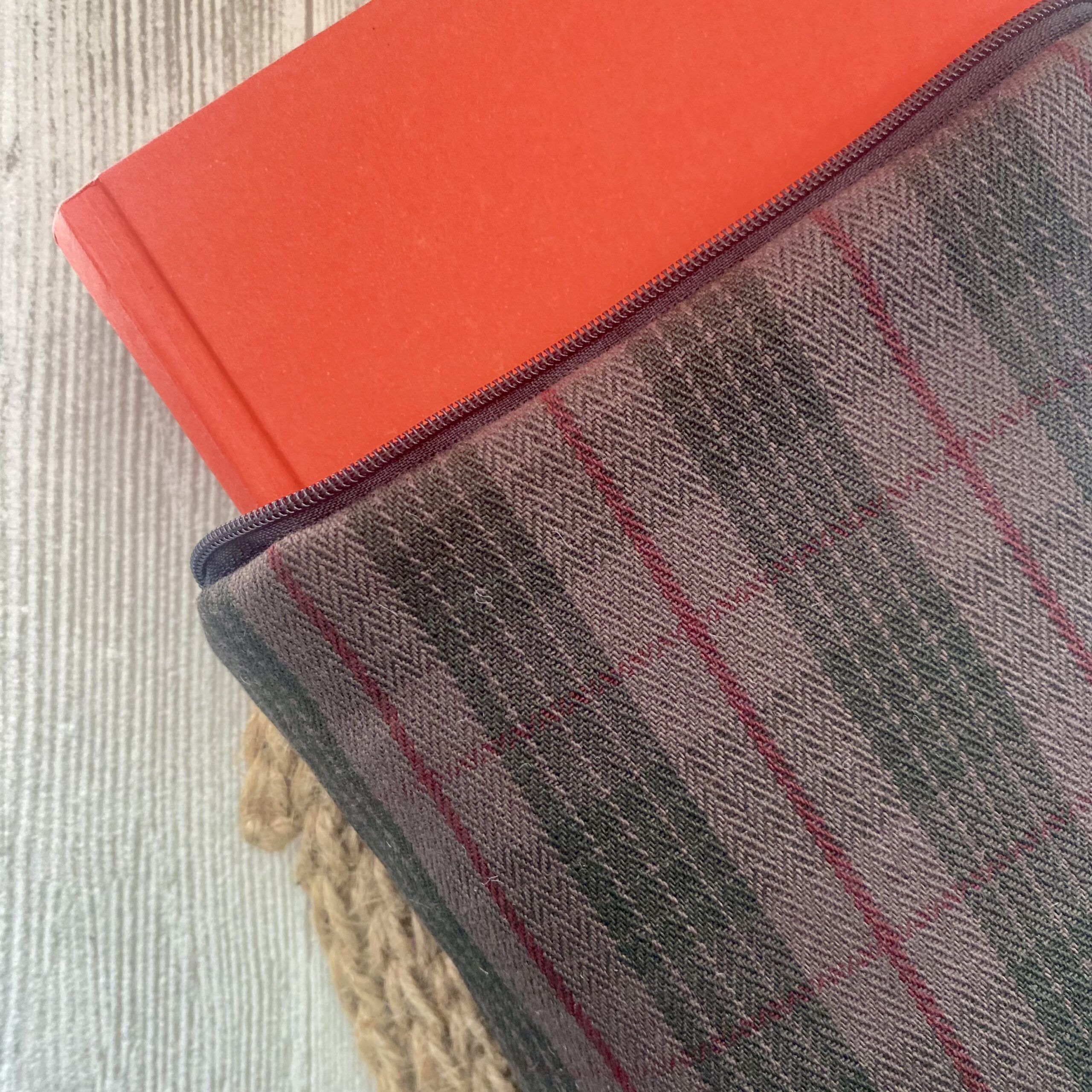 gefütterte Buchtasche für Männer, karierter klassischer Anzugsstoff, Buchhülle mit Reissverschluss, braun, schwarz, rot