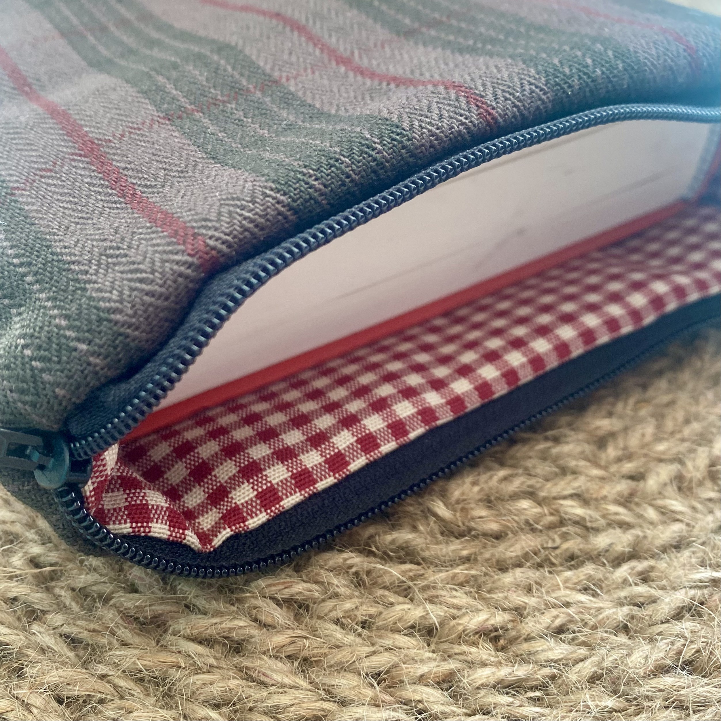 gefütterte Buchtasche für Männer, karierter klassischer Anzugsstoff, Buchhülle mit Reissverschluss, braun, schwarz, rot