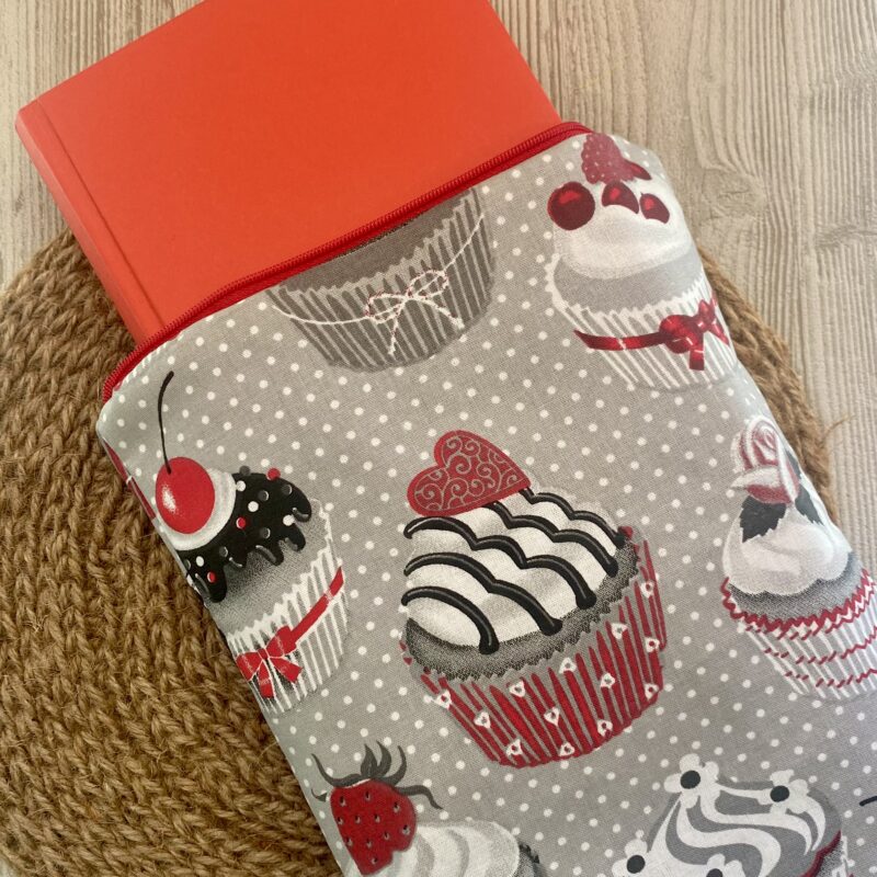 gepolsterte Buchtasche im Retrolook mit Reissverschluss, Buchhülle, mit Cupcakes