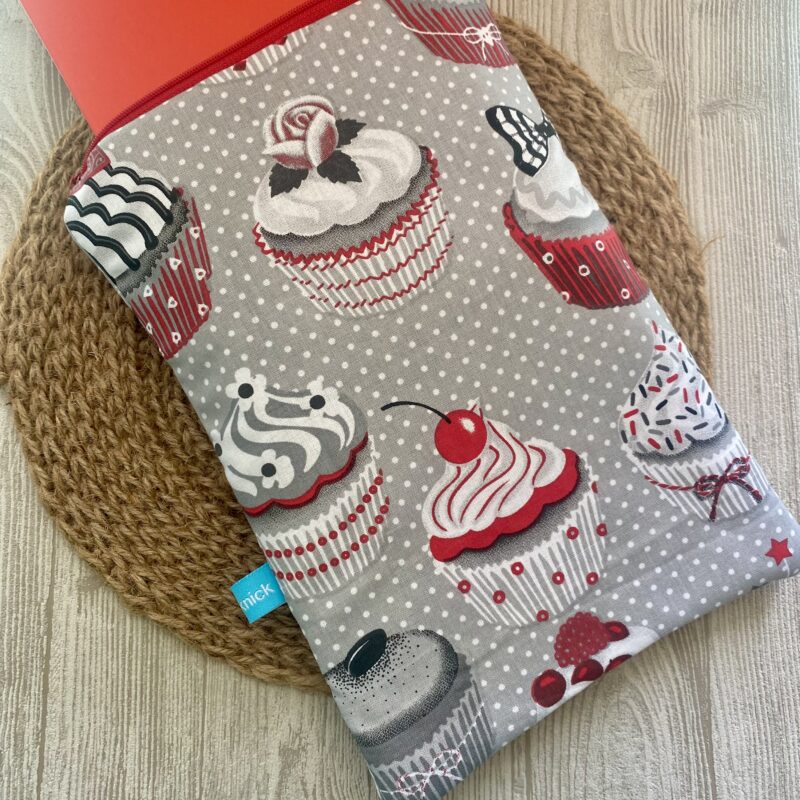 gepolsterte Buchtasche im Retrolook mit Reissverschluss, Buchhülle, mit Cupcakes