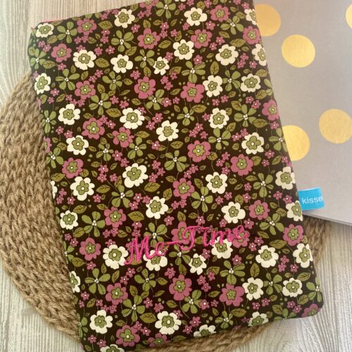 Personalisierbare Buchtasche, Retro mit Blumen, geblümter Bücherschlafsack, Buchhülle, gesteppt, bestickt