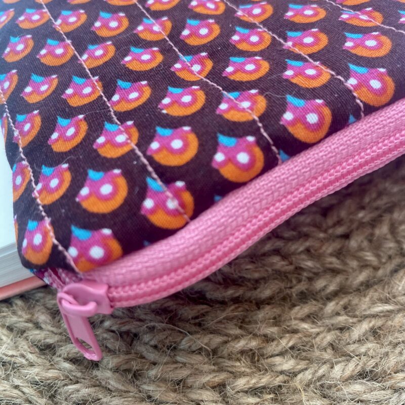 Personalisierbare Buchtasche, Retro braun/ pink, Bücherschlafsack, Buchhülle, gesteppt, bestickt