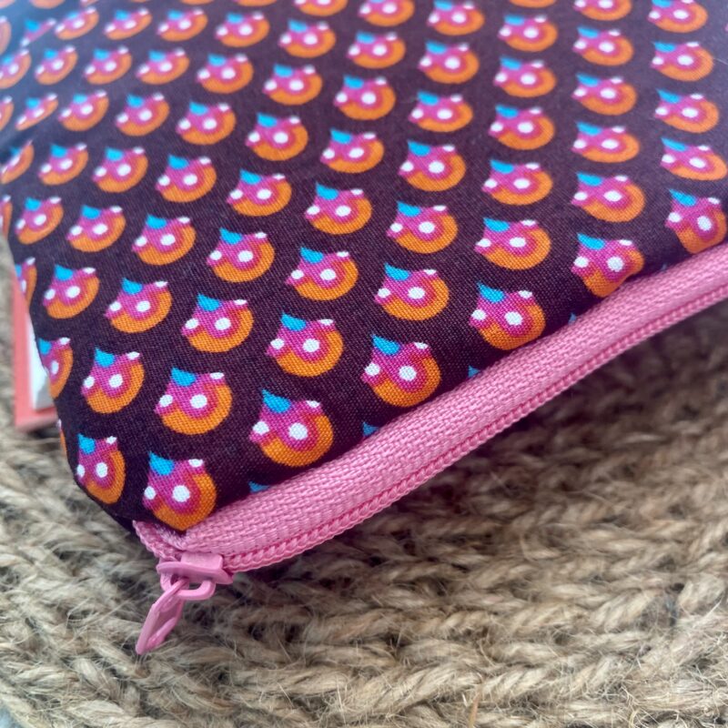 Personalisierbare Buchtasche, Retro braun/ pink, Bücherschlafsack, Buchhülle, gesteppt, bestickt