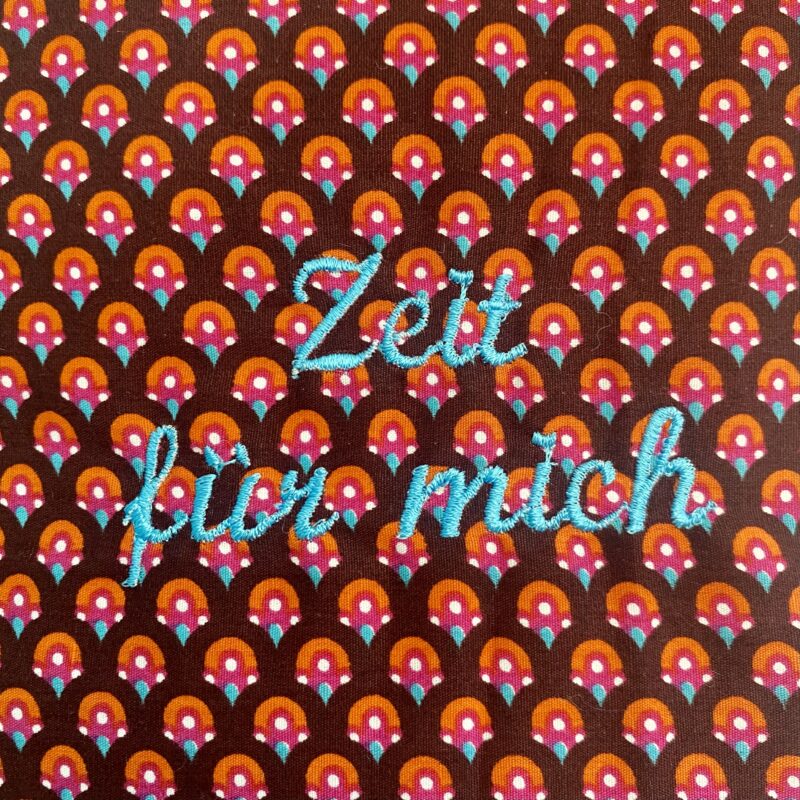Personalisierbare Buchtasche, Retro braun/ pink, Bücherschlafsack, Buchhülle, gesteppt, bestickt