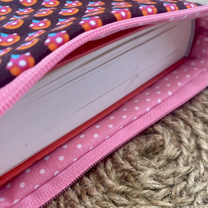 Personalisierbare Buchtasche, Retro braun/ pink, Bücherschlafsack, Buchhülle, gesteppt, bestickt