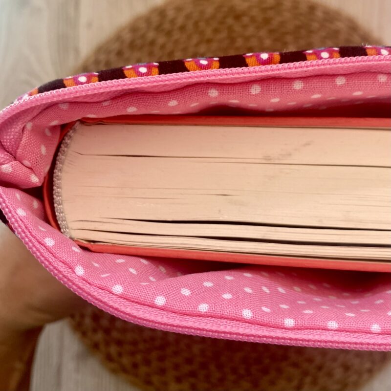 Personalisierbare Buchtasche, Retro braun/ pink, Bücherschlafsack, Buchhülle, gesteppt, bestickt