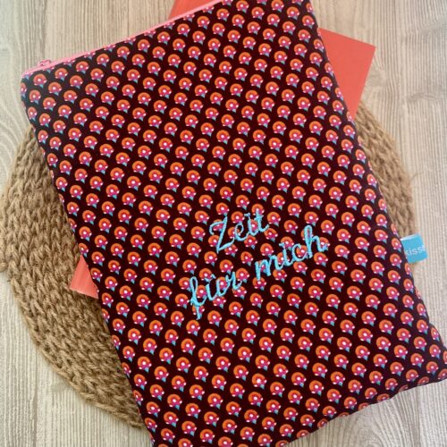 Personalisierbare Buchtasche, Retro braun/ pink, Bücherschlafsack, Buchhülle, gesteppt, bestickt