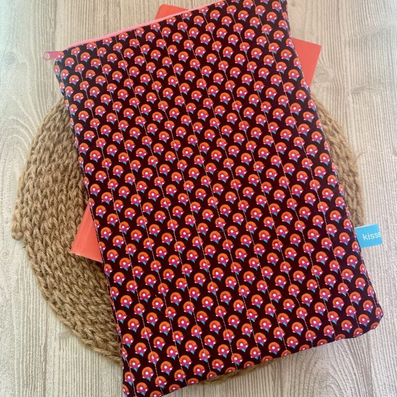 Personalisierbare Buchtasche, Retro braun/ pink, Bücherschlafsack, Buchhülle, gesteppt, bestickt