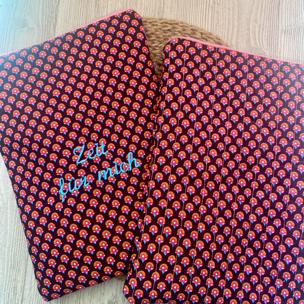 Personalisierbare Buchtasche, Retro braun/ pink, Bücherschlafsack, Buchhülle, gesteppt, bestickt