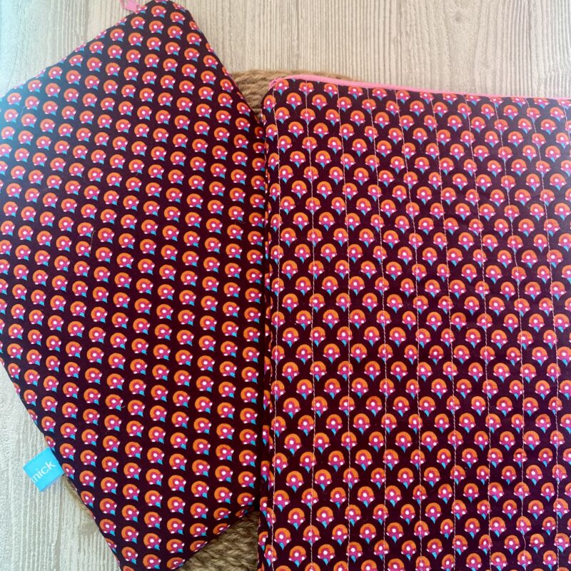 Personalisierbare Buchtasche, Retro braun/ pink, Bücherschlafsack, Buchhülle, gesteppt, bestickt