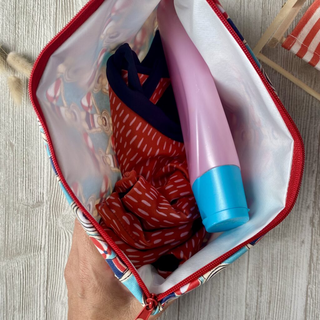 Wetbag/ Schwimmtasche/ Kosmetiktasche im Retro Stil mit Schwimmerinnen, Schwimmen, Badeanzug, Wasserball, roter Reissverschluss