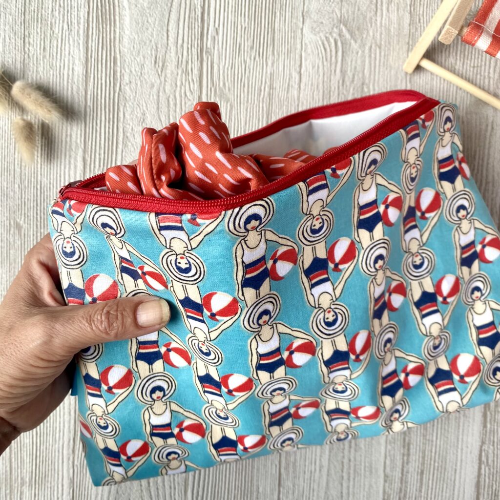 Wetbag/ Schwimmtasche/ Kosmetiktasche im Retro Stil mit Schwimmerinnen, Schwimmen, Badeanzug, Wasserball, roter Reissverschluss