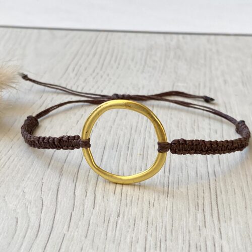 Makramee Armband, organisch geformter matter vergoldeter Ring, Bandfarbe dunkelbraun