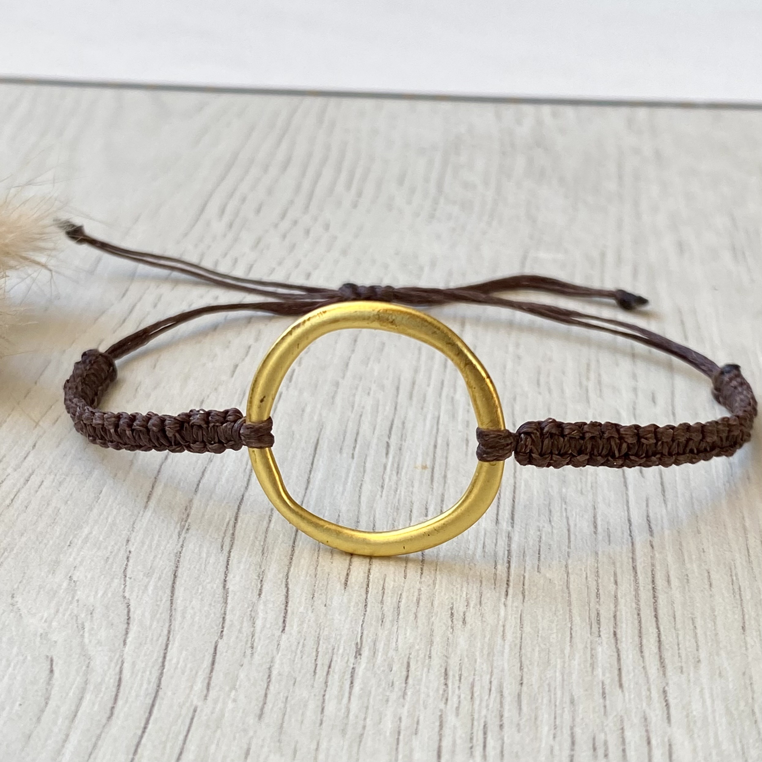 Makramee Armband, organisch geformter matter vergoldeter Ring, Bandfarbe dunkelbraun