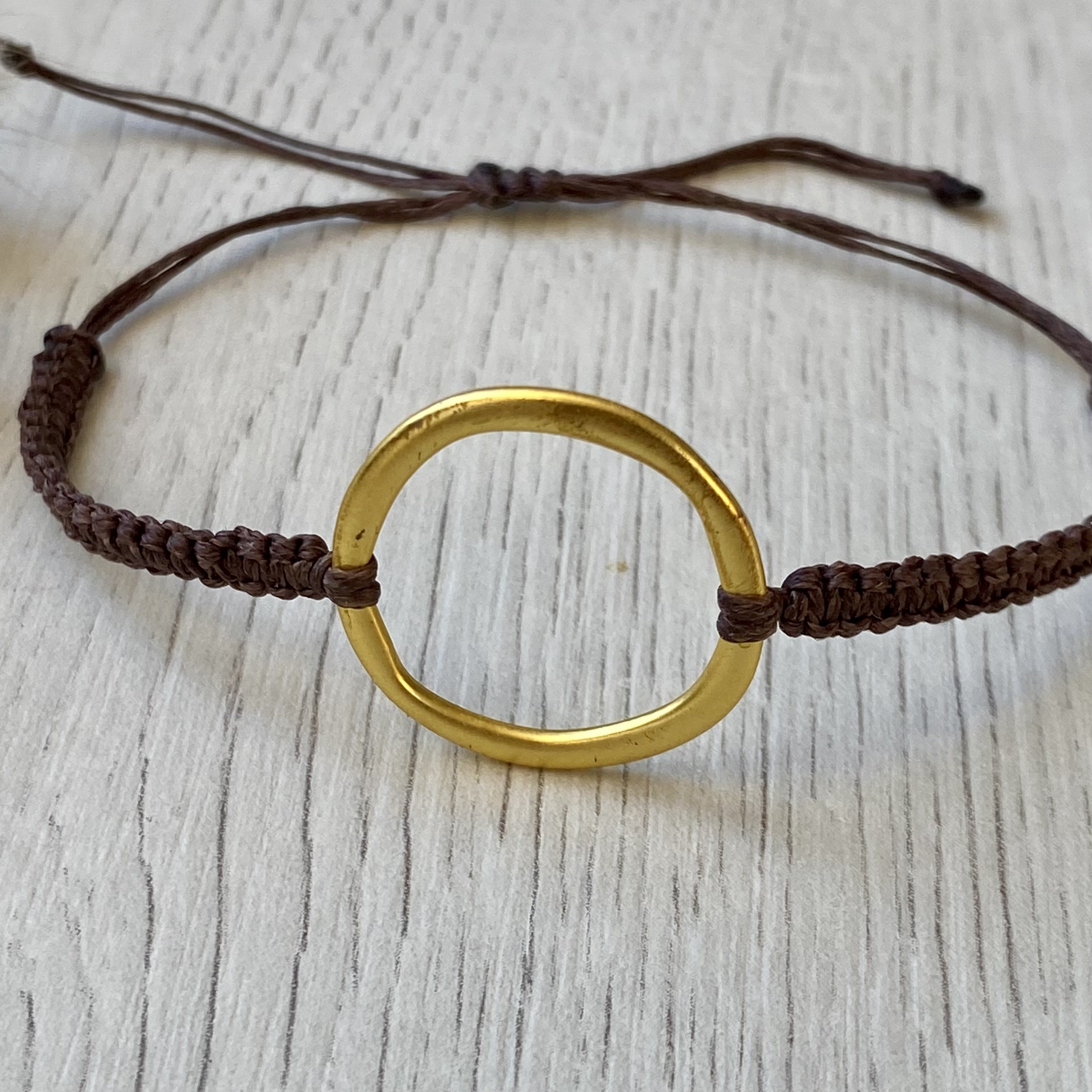 Makramee Armband, organisch geformter matter vergoldeter Ring, freie Bandfarbwahl