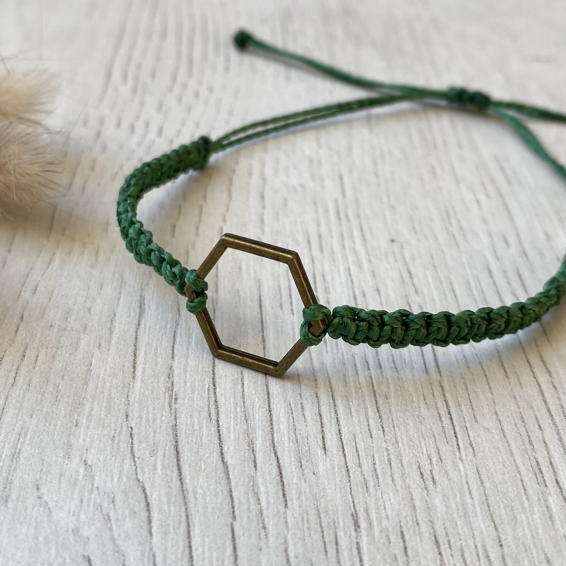 Makramee Armband mit Hexagon in Altmessing, Bandfarbe grün