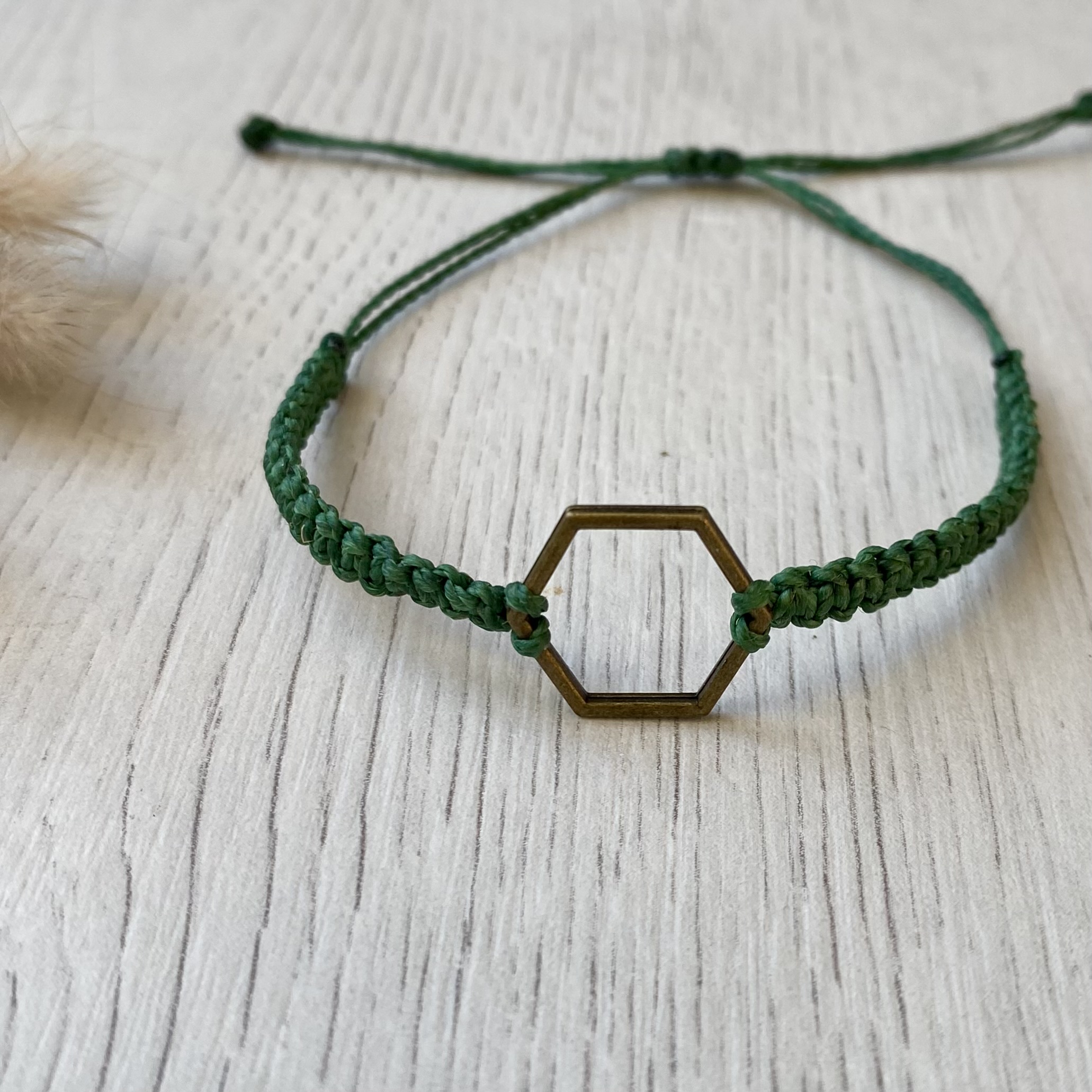 Makramee Armband mit Hexagon in Altmessing, Bandfarbe grün
