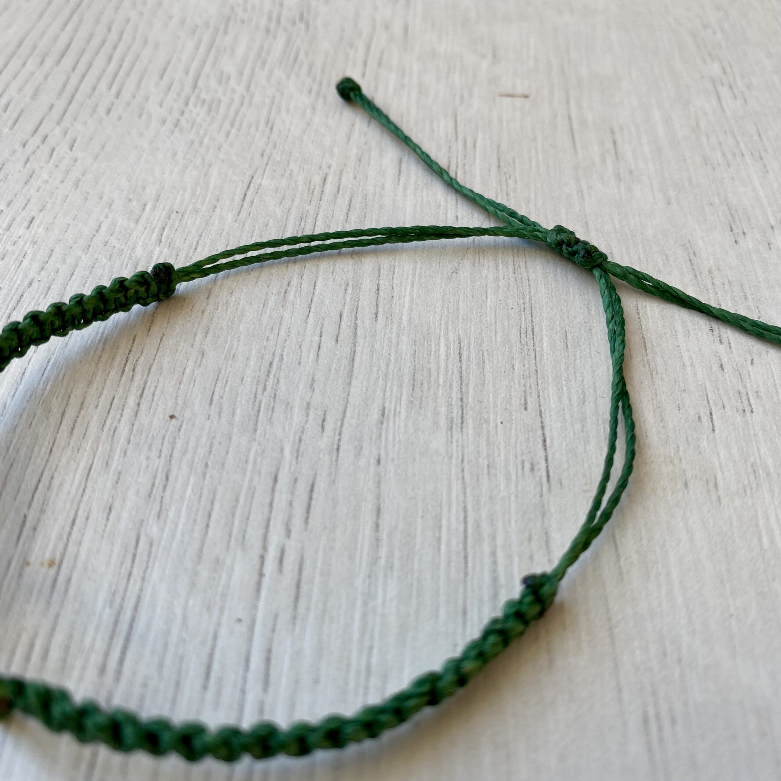 Makramee Armband mit Hexagon in Altmessing, Bandfarbe grün