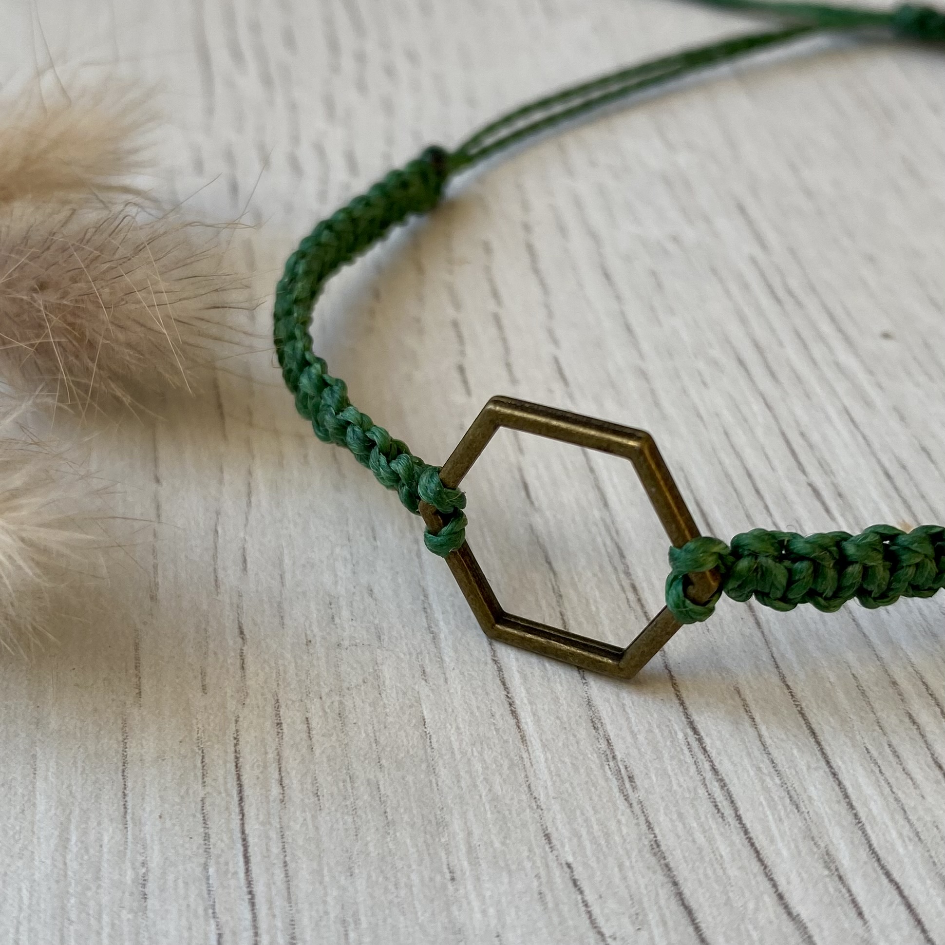 Makramee Armband mit Hexagon in Altmessing, Bandfarbe grün