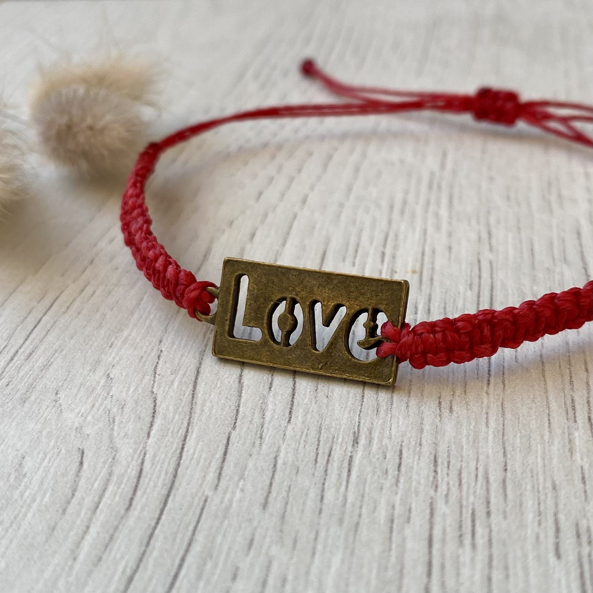 Makramee Armband, LOVE, für Deine Liebsten aus Altmessing, Band rot