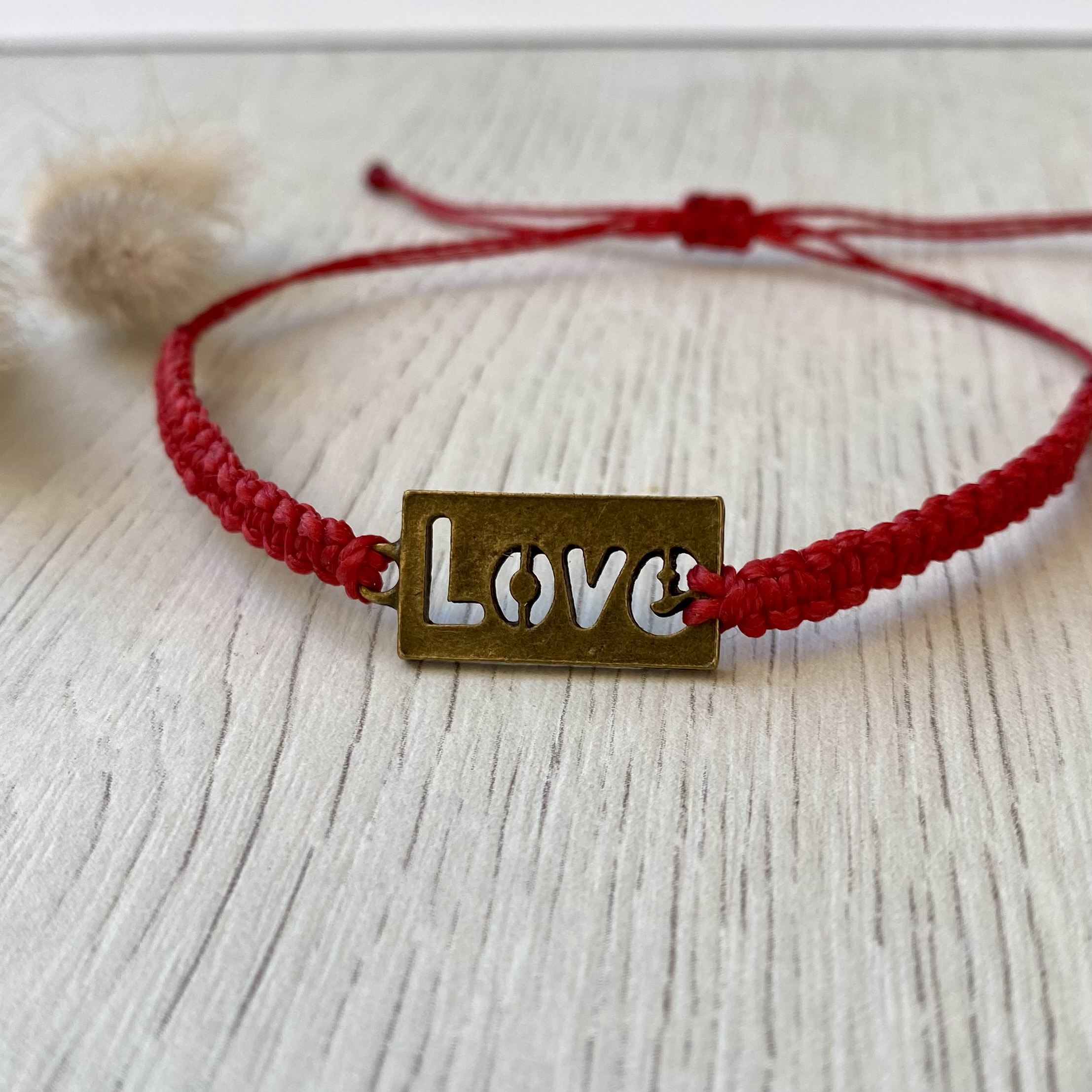 Makramee Armband, LOVE, für Deine Liebsten aus Altmessing, Band rot