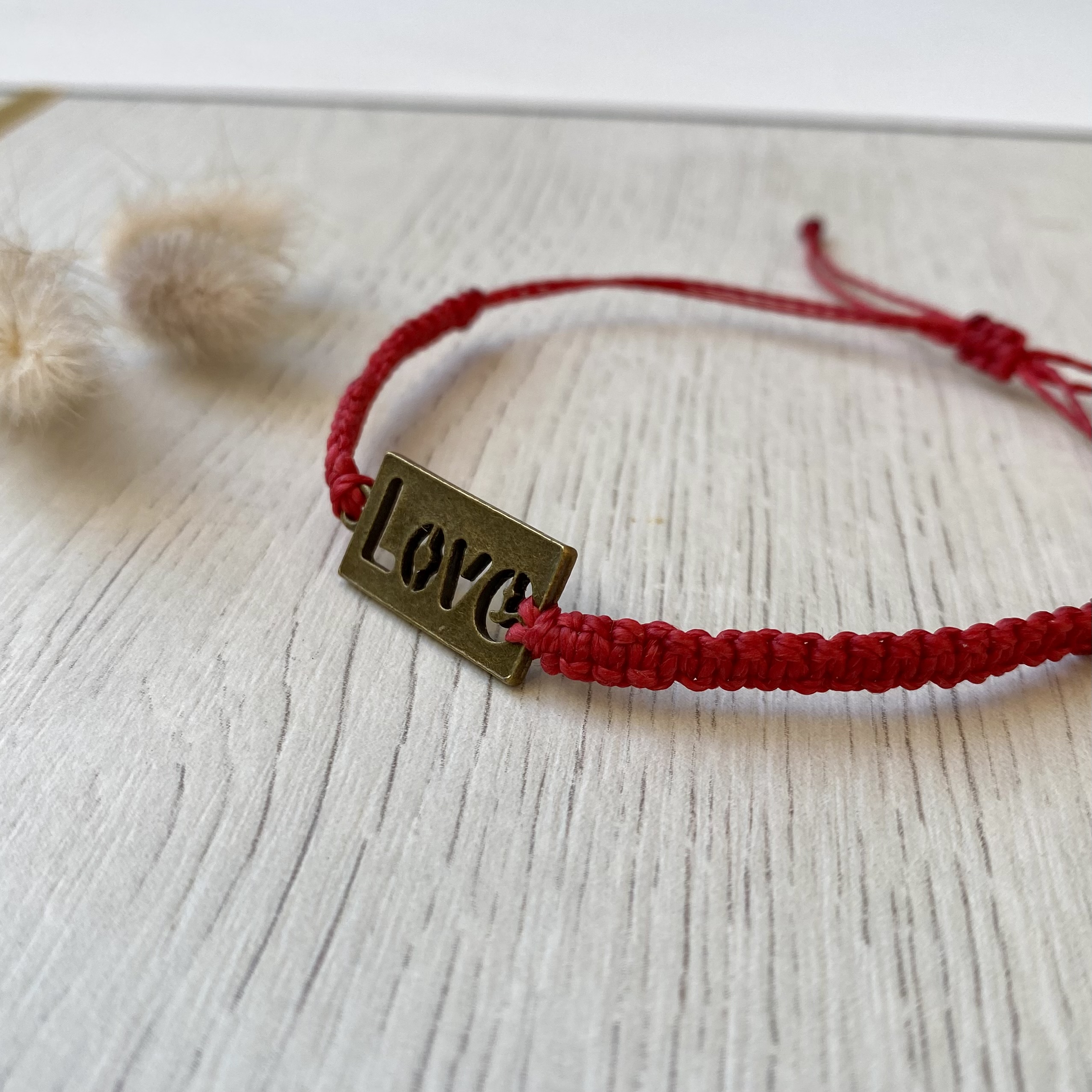 Makramee Armband, LOVE, für Deine Liebsten aus Altmessing, Band rot