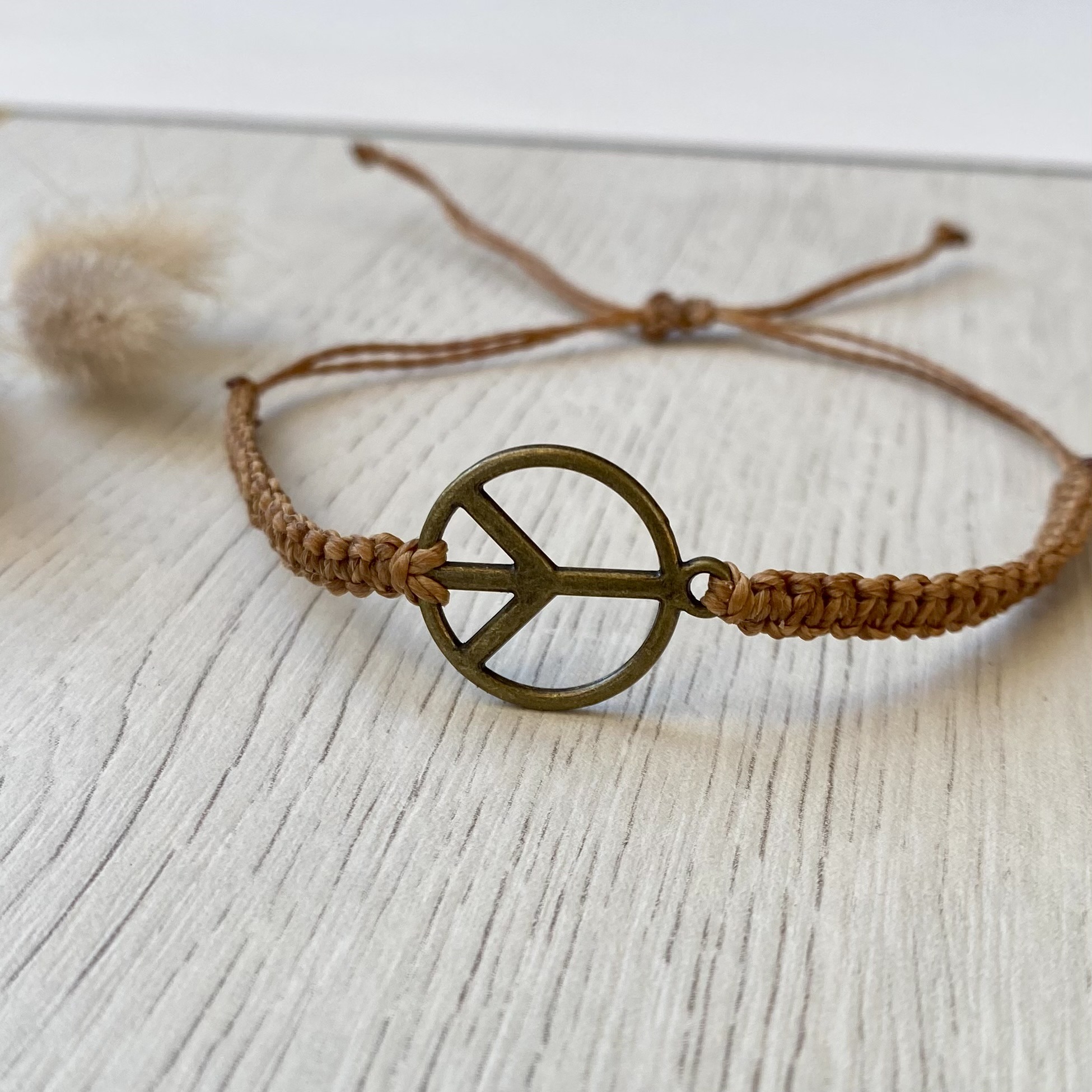Makramee Armband mit Peace Zeichen in messing, freie Farbwahl Band