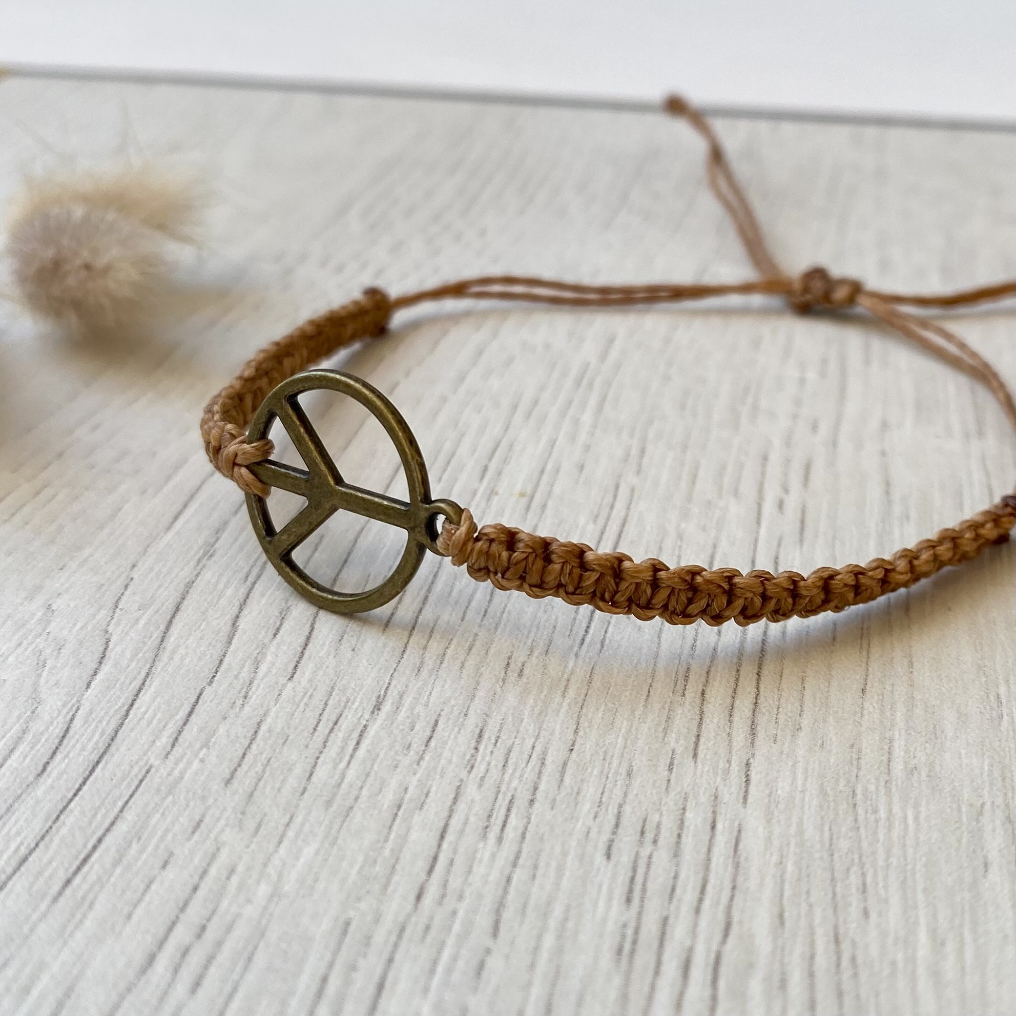 Makramee Armband mit Peace Zeichen in messing, freie Farbwahl Band