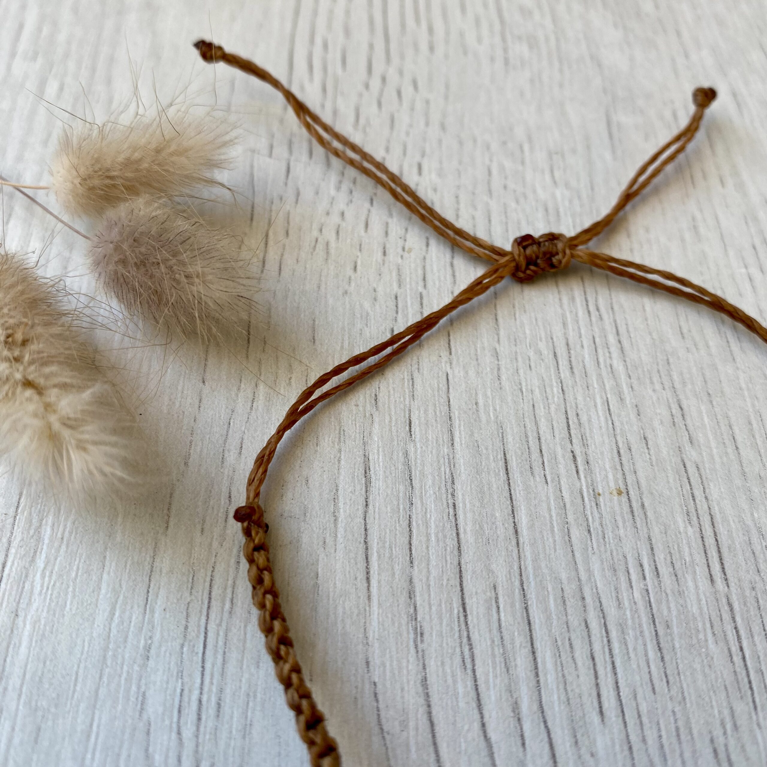 Makramee Armband mit Peace Zeichen in messing, freie Farbwahl Band