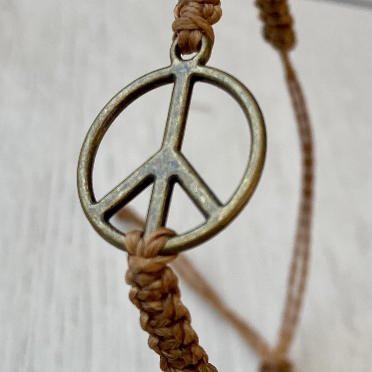 Makramee Armband mit Peace Zeichen in messing, freie Farbwahl Band