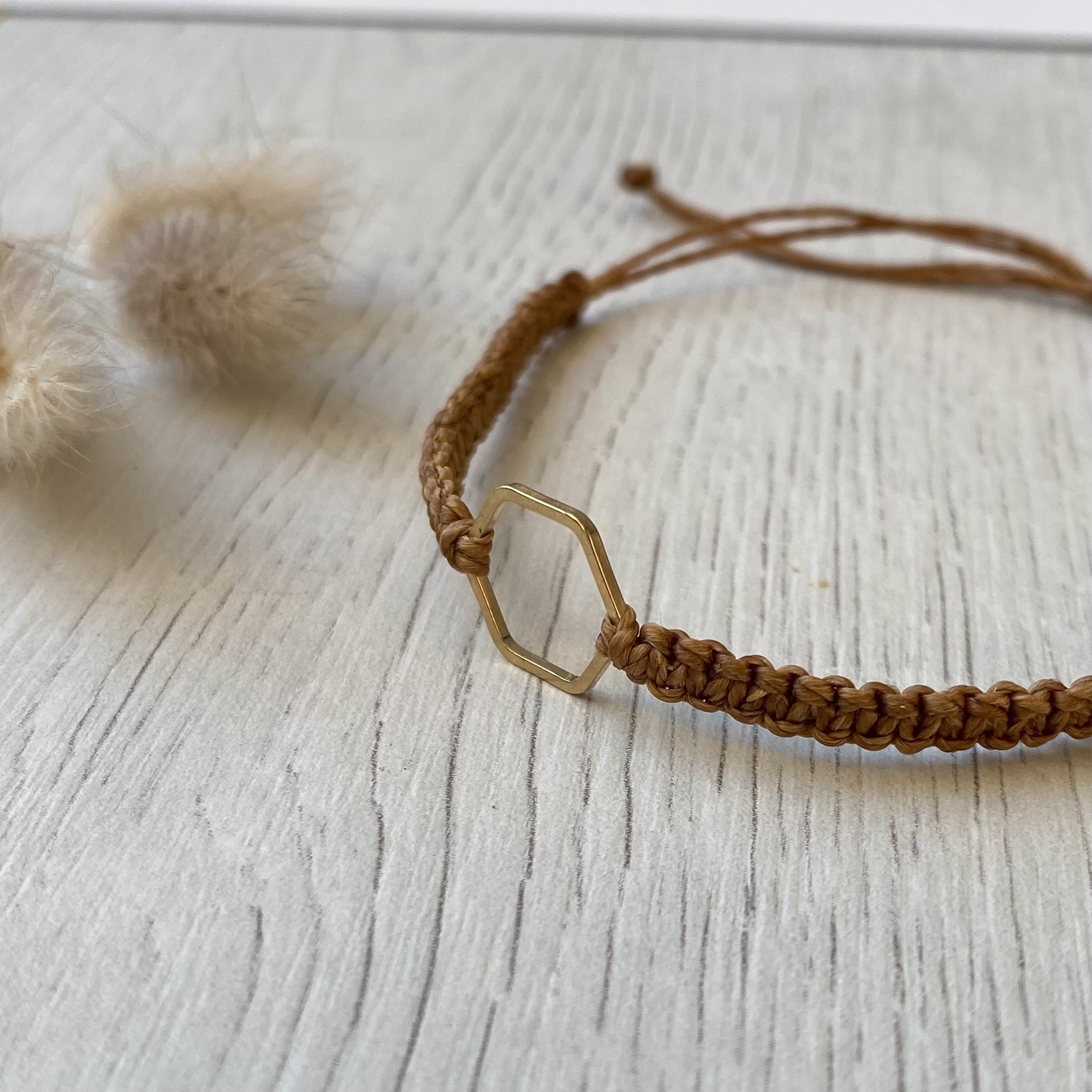 Makramee Armband, Freundschaftsarmband mit Hexagon rosegold mit abgerundeten Ecken, Auswahl Bandfarbe