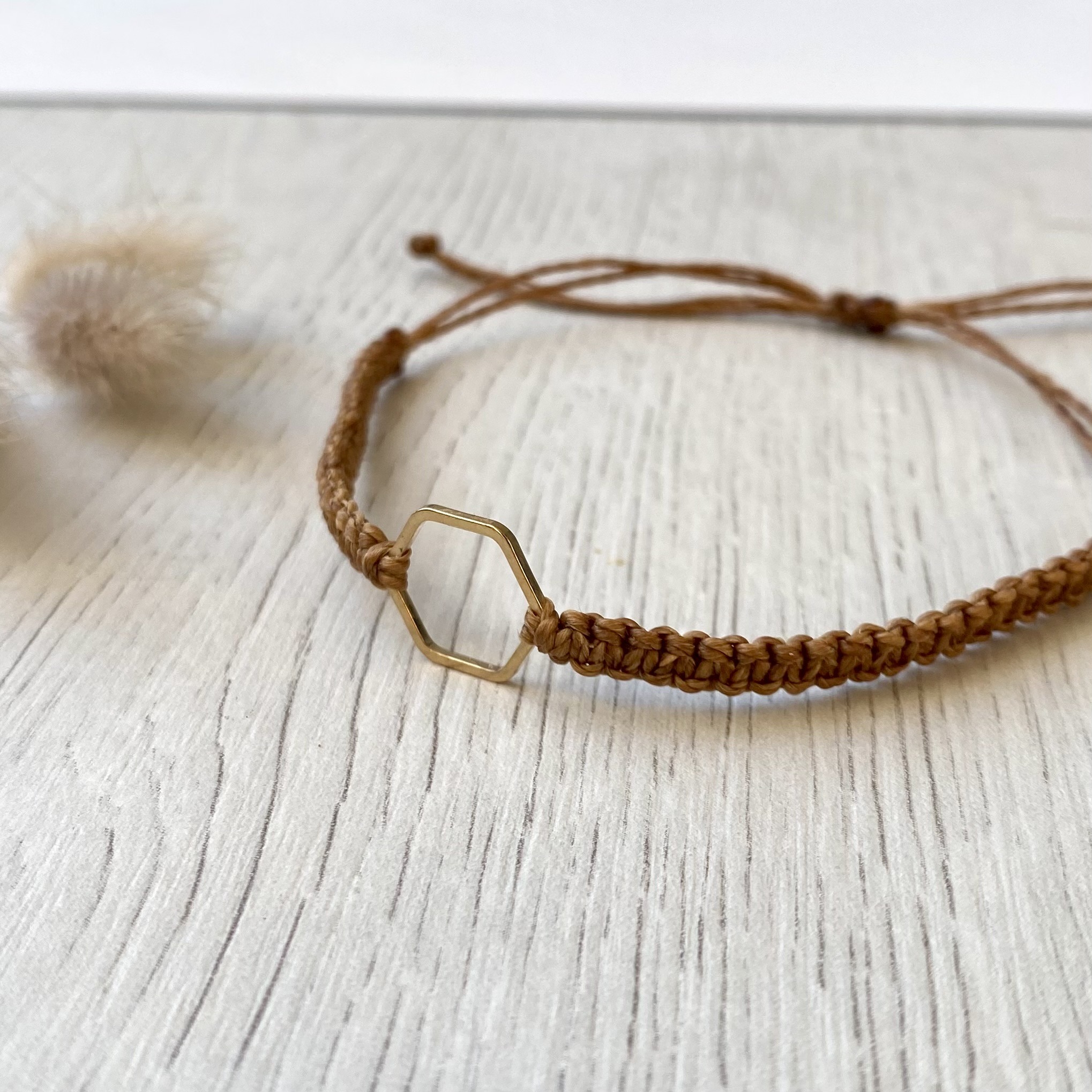 Makramee Armband, Freundschaftsarmband mit Hexagon rosegold mit abgerundeten Ecken, Auswahl Bandfarbe