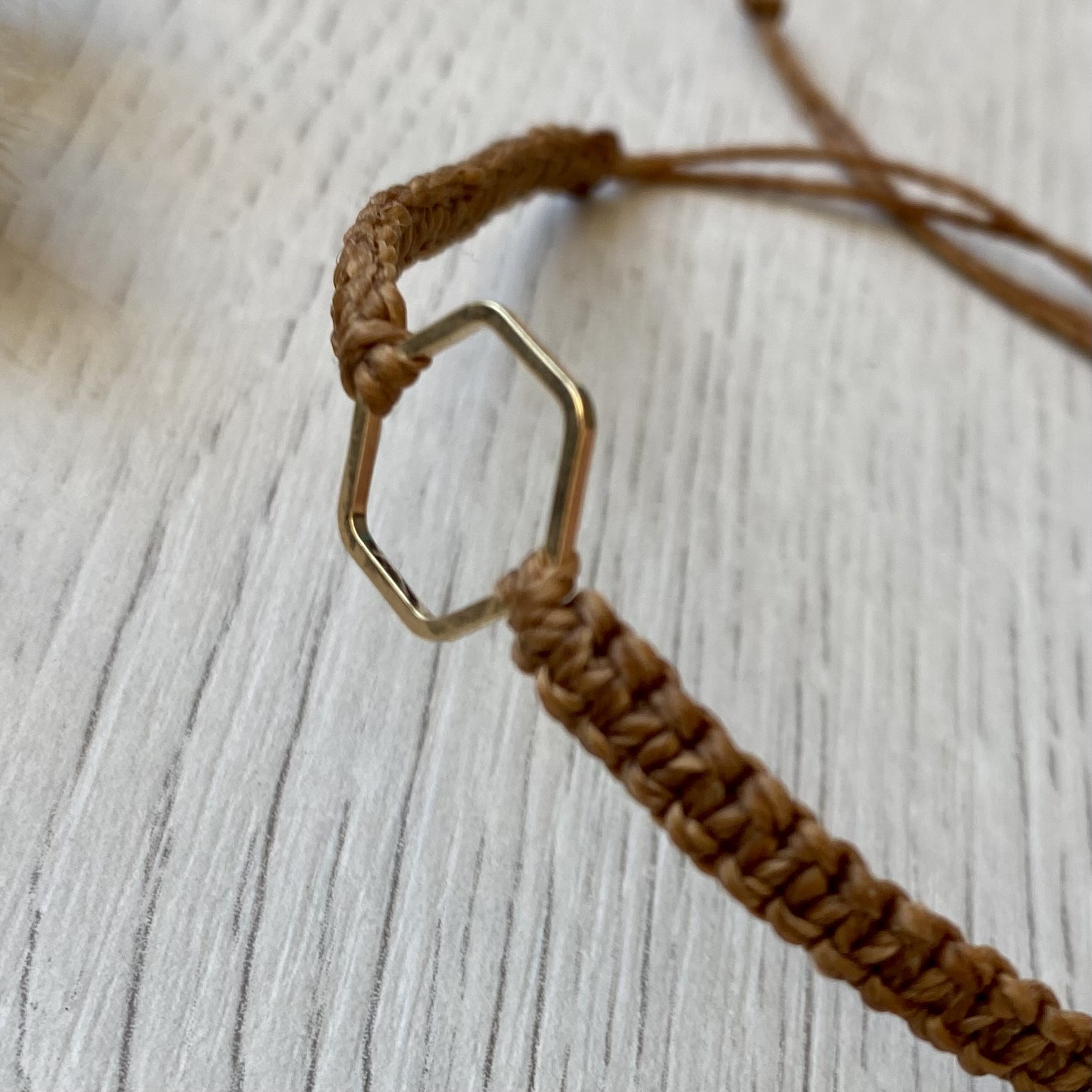 Makramee Armband, Freundschaftsarmband mit Hexagon rosegold mit abgerundeten Ecken, Auswahl Bandfarbe