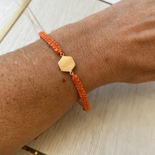 Makramee Armband, Hexagon vollflächig ausgefpüllt, vergoldet, Bandfarbe wählbar