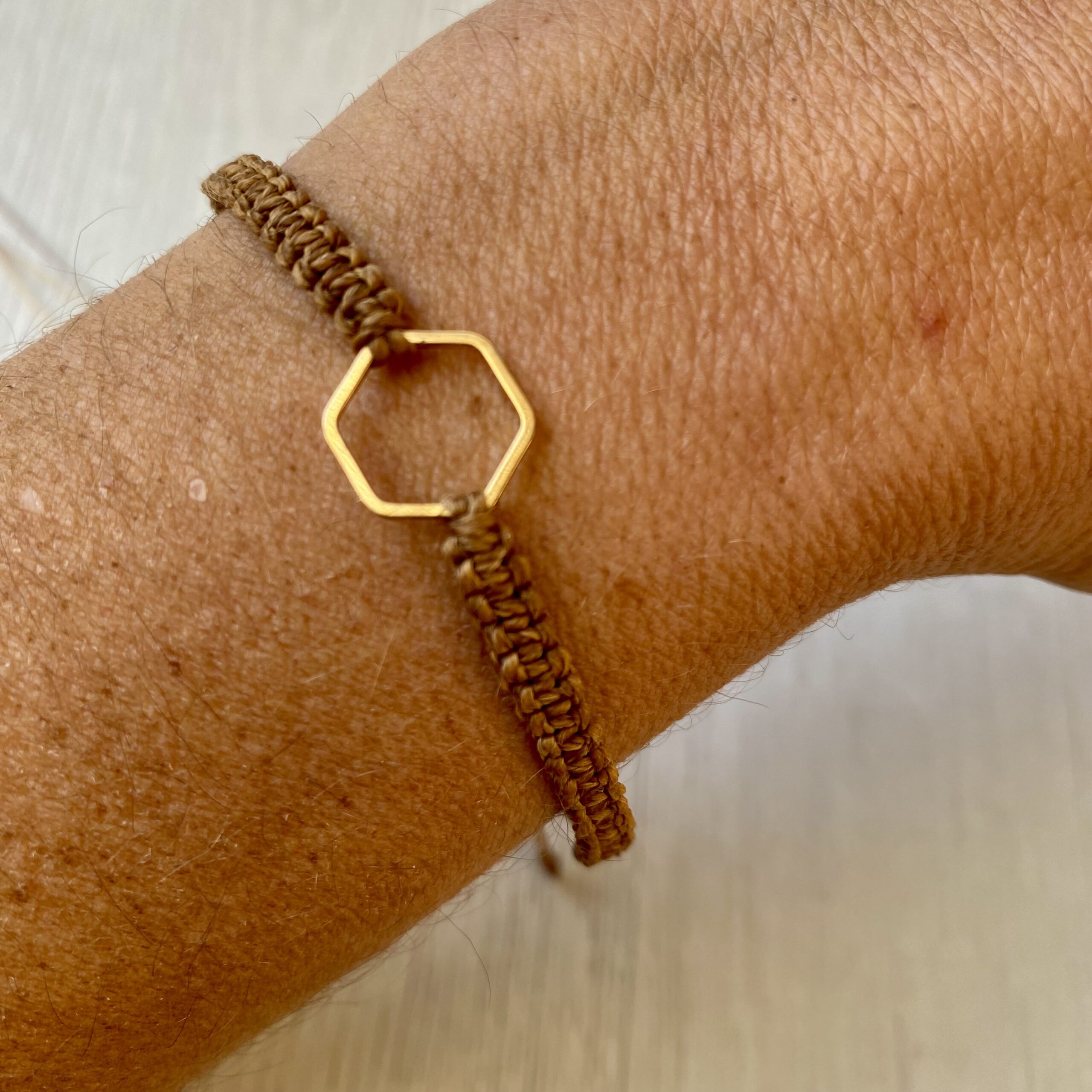 Makramee Armband, Freundschaftsarmband mit Hexagon rosegold mit abgerundeten Ecken, Auswahl Bandfarbe